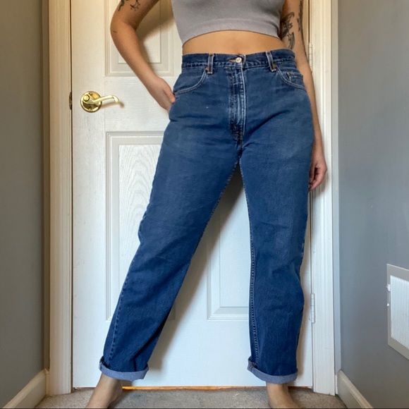 Dark wash Levi's - Picture 2 of 5